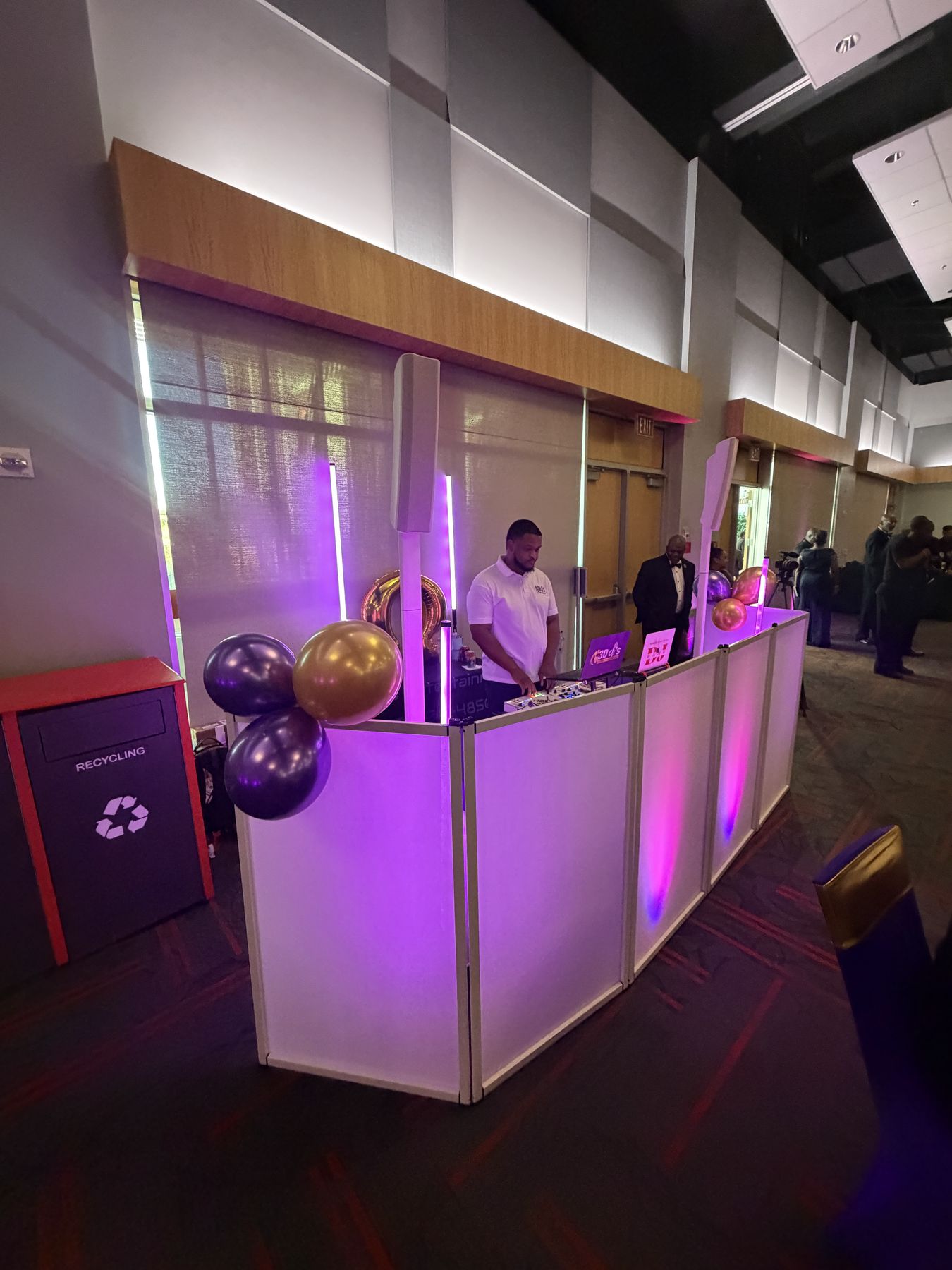 Wide view of the DJ facade with balloons in an event hall