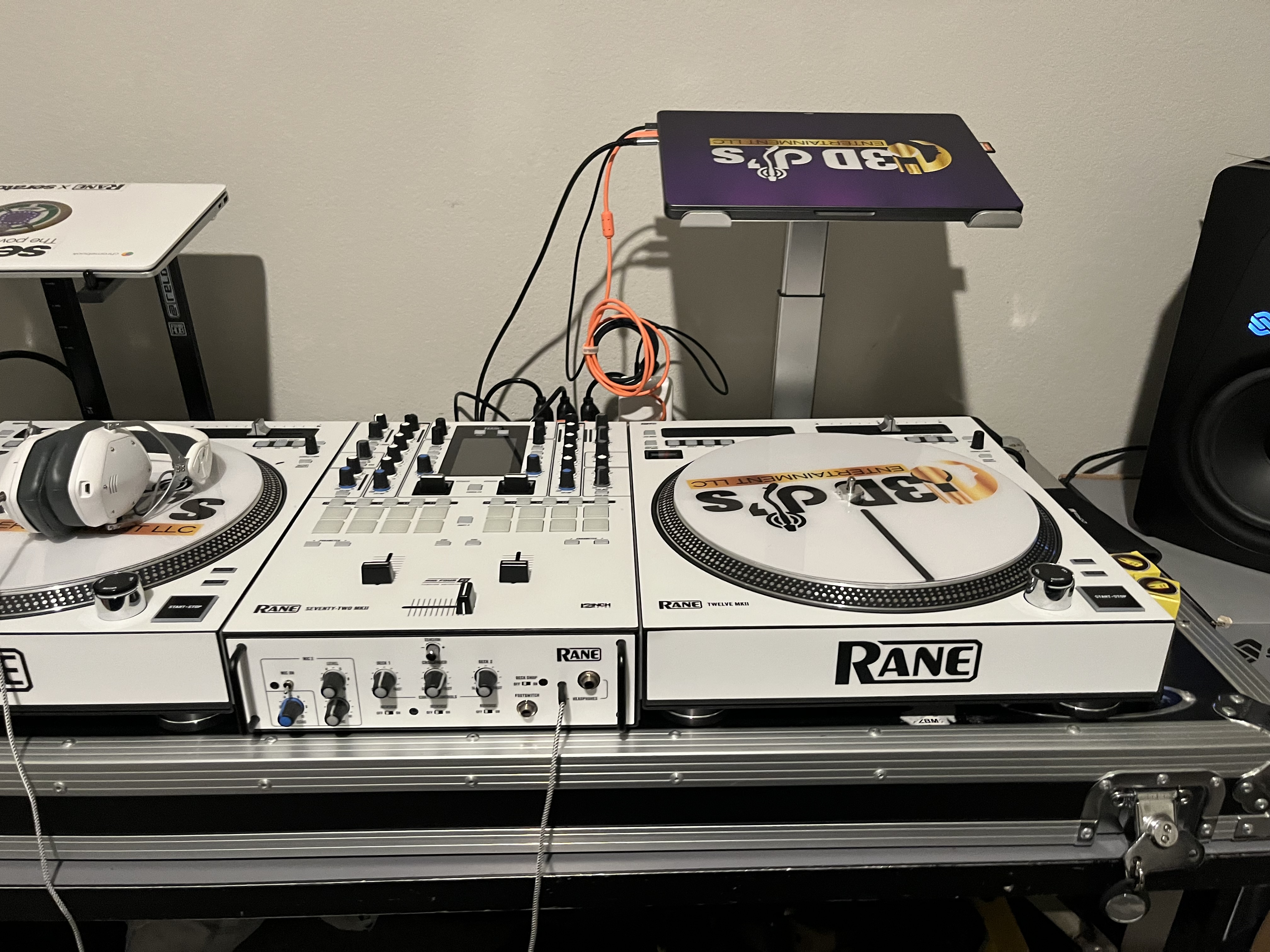 Rane turntable setup with 3D DJs branding